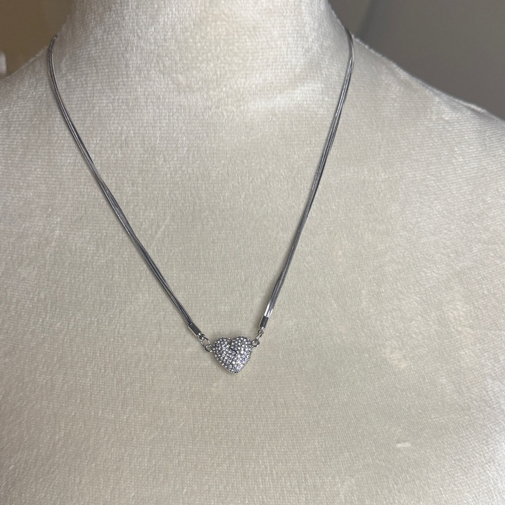 Elegant Silver and Pearl Jewelry Set - Picture 4 of 6